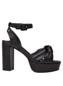 Sandalia negra de cuero para mujer, casual y sofisticada, con plataforma y taco alto cuadrado, ideal para eventos formales.