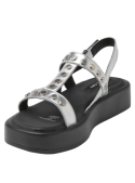 Elegante sandalia de cuero plata con diseño casual y femenino, perfecta para el verano.