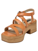 Sandalia de cuero naranja con sujeción estilizada, ideal para vestidos fluidos y reuniones en climas cálidos.