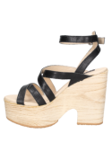 Sandalia de cuero negro para mujer con diseño peep toe, plataforma y hebilla, combinando modernidad y estilo retro.
