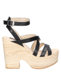 Calzado negro peep toe de cuero con tiras cruzadas y hebilla, ideal para vestidos largos de verano.