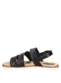 Sandalia de cuero negro para mujer, con diseño moderno y funcional, ideal para combinar con ropa ligera y urbana.