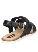 Sandalia casual de cuero negro, con suela plana intermedia, adecuada para paseos al aire libre y encuentros informales.