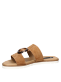 Elegante sandalia de cuero camel para mujer, con diseño clásico y moderno, ideal para paseos o almuerzos de fin de semana.