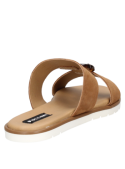 Moderna sandalia de cuero camel para mujer, con tira ancha y aro decorativo, perfecta para combinar con atuendos casuales.