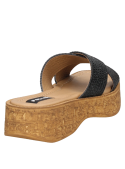 Calzado casual femenino en color negro con taco plano y punta abierta, ideal para verano.