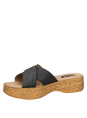 Sandalia negra casual para mujer de material sintético con taco plano de 4.5 cm y punta abierta.