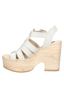 Sandalia de cuero blanco para mujer, cómoda y ajustable, ideal para eventos informales gracias a su plataforma.