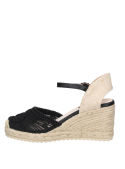 Calzado casual negro para mujer con bordados en el frente y correa ajustable, perfecto para un look veraniego.