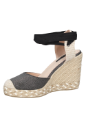 Calzado casual de mujer en color negro, con diseño de cuña y detalles elegantes, perfecto para salidas de fin de semana.
