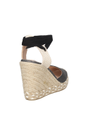Calzado boho-chic negro para mujer, con detalle de hebilla en la pulsera, adecuado para paseos o reuniones al aire libre.
