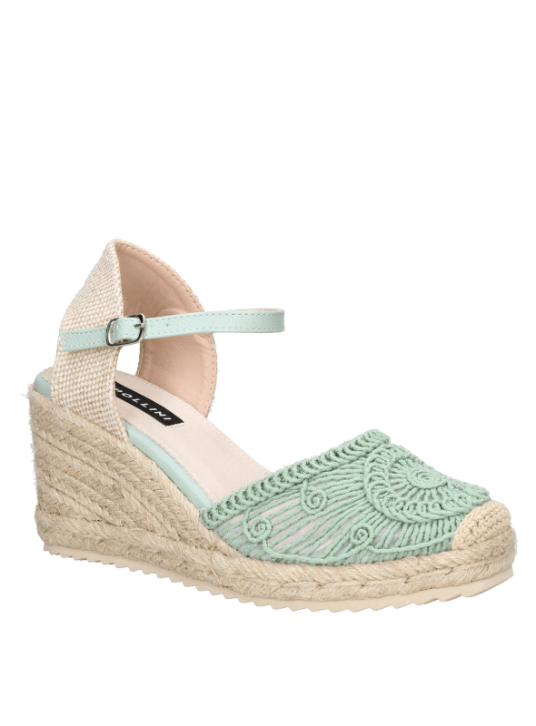 Calzado casual femenino verde con bordados y plataforma de fibra natural, ideal para un paseo veraniego.