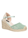 Calzado casual femenino verde con bordados y plataforma de fibra natural, ideal para un paseo veraniego.