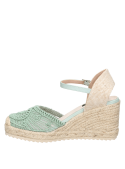 Calzado femenino verde con correa ajustable en el talón, suela de plataforma en cuerda natural.