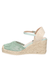 Calzado femenino verde con correa ajustable en el talón, suela de plataforma en cuerda natural.