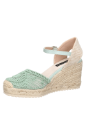 Alpargata verde para mujer con bordados circulares y espirales en el frente, estilo casual boho-chic.