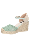 Alpargata verde para mujer con bordados circulares y espirales en el frente, estilo casual boho-chic.