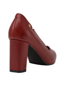 Calzado de cuero rojo para mujer, ideal para ocasiones formales, con tacón bloque que ofrece estabilidad.