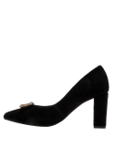 Zapato de cuero gamuzado negro, estilo clásico con tacón ancho, ideal para un look sofisticado con jeans ajustados.