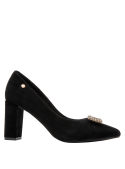 Zapato negro de gamuza para mujer, diseño clásico, tacón medio ancho, ideal para eventos formales y uso profesional.