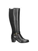 Bota negra de cuero para mujer, corte alto bajo la rodilla, con correa lateral y hebilla decorativa.