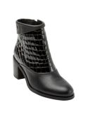Botín de tacón alto y cuadrado en cuero negro con patrón reptil, perfecto para ocasiones semi-formales.