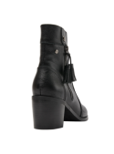 Elegante botín negro de cuero con cierre lateral y borla, ideal para eventos sociales o reuniones de trabajo con estilo.