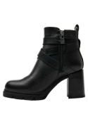 Moderno botín negro de cuero, estilo casual con detalles elegantes, ideal para salidas en la ciudad.
