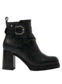 Botín negro de cuero para mujer con diseño moderno y taco cuadrado alto, ideal para un look casual y urbano chic.