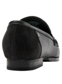 Mocasín negro de cuero con detalles de costura y cadena metálica, combinando comodidad y estilo profesional.
