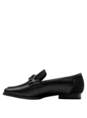 Zapato de cuero negro para mujer con silueta cómoda y sofisticada, perfecto para reuniones o cenas elegantes.