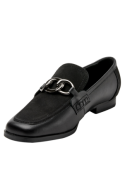 Elegante zapato de mujer negro de cuero con diseño clásico-moderno, ideal para eventos formales o casual chic.