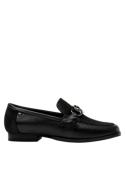 Zapato de mujer negro de cuero estilo casual clásico, con diseño de mocasín y cadena metálica decorativa en el empeine.