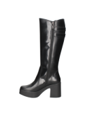 Diseño elegante de bota negra de cuero hasta la rodilla, con taco grueso y correas metálicas, ideal para estilo urbano.