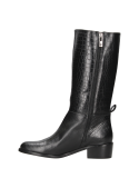 Elegante bota negra de cuero, diseño atemporal, adecuada para ocasiones casuales o semiformales, estilo pulido.
