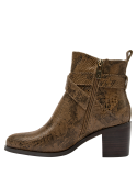 Botín casual de cuero con detalle de correa y hebilla, altura hasta el tobillo, ideal para un estilo urbano y versátil.