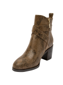 Botín de cuero para mujer, color animal print, con diseño moderno y sofisticado, adecuado para ocasiones informales.