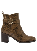 Botín de mujer en animal print, casual, cuero, correa cruzada y hebilla metálica, ideal para un look urbano chic.