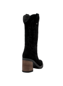Bota vaquera de cuero gamuzado negro, con detalles de costuras y borde en la parte superior, perfecta para un look bohemio.
