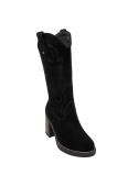 Elegante bota de cuero gamuzado negro con costuras decorativas, perfecta para combinar con jeans o vestidos largos.