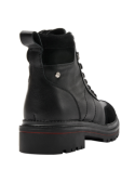 Botín de cuero negro con cordones y ganchos metálicos, adecuado para combinar con jeans o vestidos casuales.