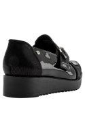 Zapato negro de charol, estilo oxford, para mujer moderna, fabricado en cuero con acabados premium y punta redonda.