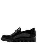 Charol negro en zapato oxford femenino, con taco plano de 3.8 cm, perfecto para destacar en entornos formales.