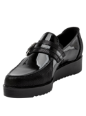 Zapato de cuero negro estilo oxford para mujer, diseñado para versatilidad y estilo en cualquier ocasión.