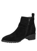 Botín de cuero gamuzado negro para mujer, estilo casual, con cierre lateral y correa decorativa con hebilla metálica.