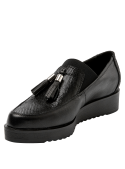 Mocasín negro de mujer en cuero con detalles elegantes, ideal para almuerzos de trabajo o salidas de fin de semana.