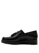 Zapato casual de cuero negro para mujer con suela definida y patrón exclusivo, combina con jeans o faldas midi.