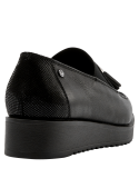 Mocasín de cuero negro para mujer, diseño elegante y robusto con borlas, adecuado para un estilo urbano cuidado.