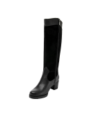 Calzado femenino, bota negra de cuero gamuzado, diseño contemporáneo con tachas, adaptable a jeans o vestidos midi.