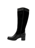 Bota negra de cuero gamuzado para mujer, textura suave y aterciopelada, ideal para invierno en Santiago, look refinado.